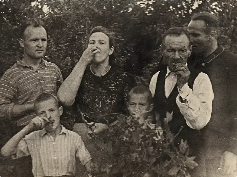 Ķiģeļu ģimene Saldus mājas dārzā