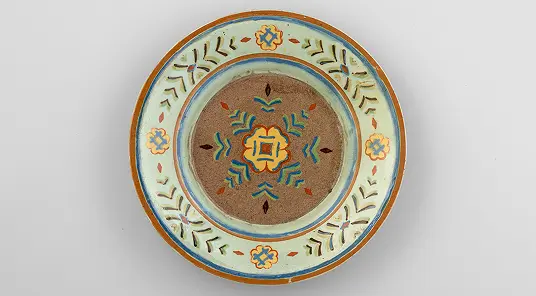 Dekoratīvs šķīvis – mācību uzdevums mākslas skolā. 1955.