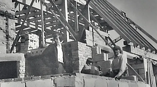 Andrejs Ķiģelis ar radu un draugu bērniem “Virpnieku” būvniecības laikā. 1981.